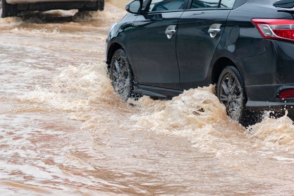 ขับรถลุยฝนอย่างไรไม่ให้เสี่ยง? เทคนิคที่คนใช้รถต้องรู้