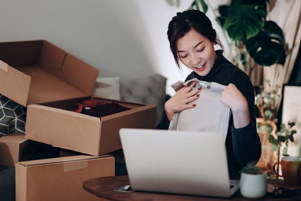 นักช้อปออนไลน์ยุคใหม่ ช้อปความสุขวันนี้ พร้อมช้อปความมั่นคงเพื่อวันหน้า