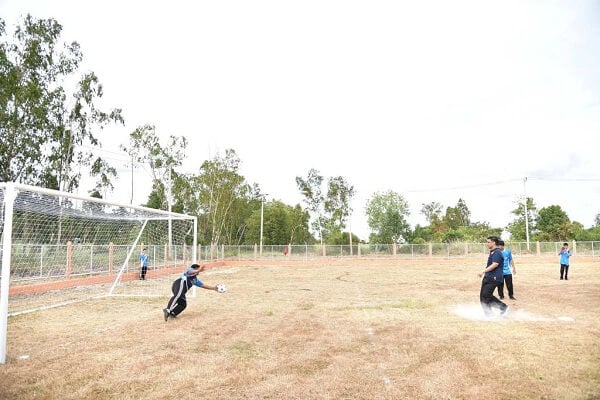 อลิอันซ์ อยุธยา สานฝันปันสนามฟุตบอลให้น้องแห่งที่ 6 อ่างทอง2