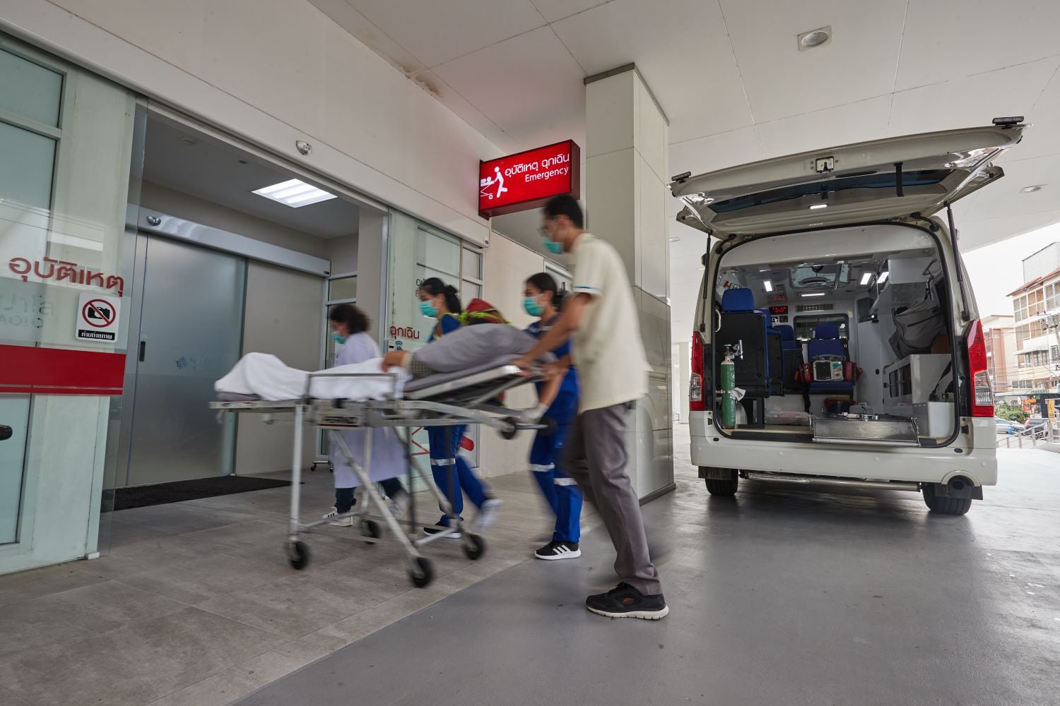 เจ็บป่วยฉุกเฉินก็อุ่นใจ เรียกรถพยาบาลมารับถึงหน้าบ้าน ตลอด 24 ชม. ไม่จำกัดจำนวนครั้ง ด้วย ประกันสุขภาพ Exclusive Care @BDMS